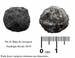Militaria/colecionismo - Duas balas de mosquete, achadas em um naufrágio do Século 18/19. Peças em bom estado de conservação. O diâmetro de cada bala de chumbo gira em torno de 1,8 cm. Peças bicentenárias.