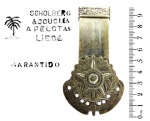 Militaria - Excelente acessório para os arreios da cavalaria brasileira. Peça de manufatura Scholber & Joucla - Pelotas (Coqueiro). O material aparenta ser alpaca com banho de prata, ou prata baixa, mas não há certeza. Peça rara e muito procurada pelos colecionadores, principalmente devido ao tradicional fornecedor Scholberg, uma lenda no Rio Grande do Sul. A peça mede 9,7 cm de altura.