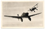 Militaria - Cartão postal fotográfico alemão do período da Segunda Guerra Mundial, mostrando em primeiro plano o famoso avião `Stuka` - Junkers Ju 87 (Sturzkampfflugzeug). Cartão enviado por felspost em 1940. Com carimbo de unidade não identificada. Peça em muito bom estado de conservação. Importante documento do triste período da Segunda Guerra. Tamanho padrão postal.