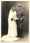 Militaria - Foto preto e branco de estúdio de um casamento de um oficial alemão do Exército, do período da Segunda Guerra Mundial. Detalhe da espada é o item interessante para os colecionadores do tema. Material em muito bom estado de conservação. A foto mede 10,5 cm X 14,9 cm.