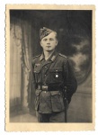 Militaria - Foto preto e branco de estúdio de um jovem soldado do Exército alemão, do período da Segunda Guerra Mundial. O detalhe da baioneta e do badge de esportes da SA é o item interessante para os colecionadores do tema. Material em muito bom estado de conservação. A foto mede 9,0 cm X 12,5 cm. "Este item não Promove ou glorifica violência ou intolerância racial. Está à venda apenas para fins de preservação da memória histórica. A organização do leilão não faz apologia a quaisquer movimentos políticos ou ideológicos, e repudia qualquer ideologia de cunho racista."