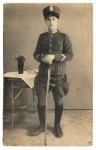 Militaria - Foto preto e branco de estúdio de um militar italiano, do período (provável) da Primeira Guerra Mundial. Detalhe da espada é o item interessante para os colecionadores do tema. Material em muito bom estado de conservação. A foto mede 8,5 cm X 13,7 cm.