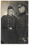 Militaria - Foto preto e branco de estúdio de dois militares do Exército alemão, do período da Segunda Guerra Mundial. Detalhe da adaga é o item interessante para os colecionadores do tema. Material em muito bom estado de conservação. A foto mede 8,9 cm X 13,9 cm. "Este item não Promove ou glorifica violência ou intolerância racial. Está à venda apenas para fins de preservação da memória histórica. A organização do leilão não faz apologia a quaisquer movimentos políticos ou ideológicos, e repudia qualquer ideologia de cunho racista."