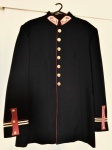 MILITARIA - Magnífica túnica de gala de oficial da Polícia Militar de São Paulo. Trabalho de alfaiataria de alto padrão, completa com botões e insígnias de gola e manga.