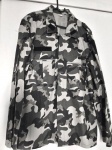 MILITARIA - Gandola camuflada em tons de cinza tamanho M com fecho em velcro e zíper, em excelente estado.