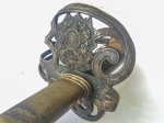 MILITARIA - Sabre da República com brasão e copo vazado, empunhadura com madeira apresentando falhas e desgastes. Lâmina trabalhada com marcação do fabricante G. W. Solingen. 106cm da empunhadura até a ponta da lâmina. ATENÇÃO DEVIDO AO TAMANHO APENAS RETIRADA NA SEDE DO TÚNEL DO TEMPO OU VIA TRANSPORTADORA CONTRATADA PELO VENCEDOR.