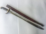 MILITARIA - Belíssima e interessante espadim feito de uma espada longa convertida. Apresenta a marca do fabricante WKC na lâmina.66cm da empunhadura até a ponta da lâmina. Belo trabalho na bainha de couro com muitos detalhes! 