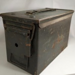 MILITARIA - ANTIGA CAIXA DE MUNIÇÃO com as inscrições S.C.F. Apresenta marcas de uso e do tempo. Mede aprox. 30 x 18 x 15,5 cm.