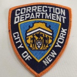 MILITARIA - PATCH ou BORDADO do DEPARTAMENTO CORRECIONAL da cidade de NEW YORK (CORRECTION DEPARTMENT). O Departamento de Correção da Cidade de Nova York ( NYCDOC ) é o ramo do governo municipal da cidade de Nova York responsável pela custódia, controle e cuidado da população encarcerada da cidade de Nova York. Ela emprega 8.563 policiais uniformizados e 1.400 civis, e processa mais de 100.000 novos internos todos os anos, mantendo uma população de internos entre 3.000 e 6.000. A sede do Departamento de Correção está localizada no edifício Bulova em East Elmhurst, Queens. A agência é chefiada pelo Comissário de Correção, que é escolhido e nomeado pelo prefeito da cidade de Nova York .