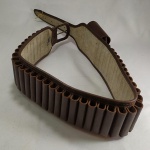 Antigo PORTA CARTUCHOS em COURO para cartuchos calibre .36. Ainda aparece colada parte da etiqueta do fabricante. Capacidade para 40 cartuchos