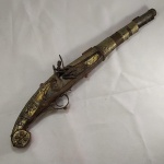 Maravilhosa GARRUCHA decorativa, com mecanismo de Pederneira. Mede aprox. 50 centímetros de comprimento.