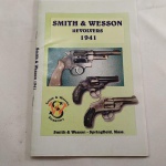 Catálogo dos Revolveres SMITH & WESSON 1941 com 34 páginas. Reimpressão feita nos Estados Unidos da América pela Cornell Publications.