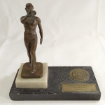 MILITARIA - BELÍSSIMO TROFÉU DA FORÇA PÚBLICA DE SÃO PAULO COM BRASÃO METÁLICO E DATADO DE 1968 (1º CONTESTE), na BASE EM MÁRMORE. Mede 20 cm de altura e a base tem 20X10 cm.