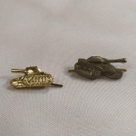 MILITARIA - DOIS DISTINTIVOS DE BLINDADOS SOVIÉTICOS.