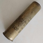 MILITARIA - ANTIGA CÁPSULA DEFLAGRADA / CARTUCHO de CANHÃO. Mede de altura 35 centímetros. A base mede 10 centímetros de diâmetro.