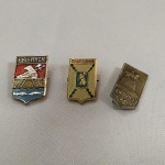 39. MIlitária. (3) Pins Soviéticos da Guerra Fria, sendo dois deles com imagem de Urso com Foice e um de cavaleiro.