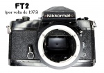 Colecionismo/máquina fotográfica - Câmera Nikon, do modelo Nikkormat FT2, fabricada de 1975 a 1977. Câmera bastante usada e com muitas marcas fortes, incluindo um pesado amassado próximo a alavanca de avanço do filme, mas uma das características das antigas máquinas Nikon de manufatura totalmente mecânica é a extrema durabilidade e resistência aos danos, por isso essa maquina em leilão se encontra com todas as velocidades perfeitamente operacionais (incluindo as velocidades lentas e o sel timer) é o que se pode dizer, um verdadeiro tanque de guerra. O fotômetro não foi testado, pela ausência de bateria, por isso a câmera é vendida como se o fotômetro estivesse inoperante, aliás, o que é o mais comum em máquinas dessa idade. Aos interessados poderá ser enviado quatro pequenos vídeos atestando o funcionamento da máquina. Em caso de envio pelos correios não se aceitará reclamações posteriores. Câmera vendida no estado em que ela se encontra.