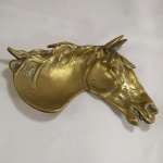 MEMORABILIA FUMAGEIRA - Maravilhoso CINZEIRO de Bronze formato cabeça de um Cavalo. Mede aprox. 22 cm de comprimento.