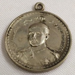 ANTIGA MEDALHA - Medalha de 1908 Dom Manoel II Rei de Portugal, homenagem do Brasil. Mede aprox. 2,9 cm de diâmetro.