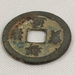 24. Moeda com furo quadrado da China, 1008-1016, Dinastia Han Posterior, Hsiang Fu. Bronze. Mede 26mm