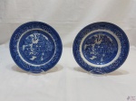 Jogo de 2 pratos decorativos em porcelana inglesa azul e branca. Medindo o prato raso 23cm de diâmetro. O prato raso está com um fio de cabelo.