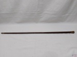 Bengala em madeira com pega e ponta em bronze. Medindo 82cm de comprimento.