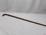 Bengala em madeira com pega na forma de pato em metal dourado. Medindo 90cm de comprimento