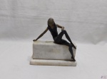 Linda escultura de homem sentado em metal pintado, sob uma base em mármore. Medindo 19,5cm x 7cm de base x 19cm de altura.