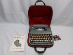 Antiga maquina de escrever da marca Smith Corona, modelo Skyriter, no estojo original. Não testado, bom estado de conservação.
