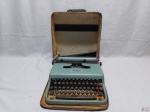 Antiga maquina de escrever da marca Olivetti, modelo Lettera 22, no estojo original. Bom estado de conservação.