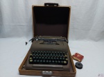 Antiga maquina de escrever da marca Smith Corona, modelo Silent, no estojo original. Bom estado de conservação.