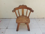 Antiga e linda cadeira com encosto curvo em madeira clara maciça. Medindo 47cm x 40cm x 83cm de altura do encosto.