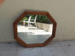 Lindo espelho para pendurar facetado com moldura em madeira. Medindo 80cm x 70cm.