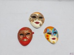 Jogo de 3 máscaras decorativas para pendurar em cerâmica com policromia. Medindo 14cm de altura.