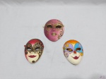 Jogo de 3 máscaras decorativas para pendurar em cerâmica com policromia. Medindo 14cm de altura.