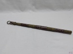 Antigo bastão com roseta, em madeira com acabamento em metal dourado. Medindo 45cm de comprimento.