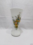 Vaso floreira em vidro opalinado  com flores em relevo. Medindo 26cm de altura x 13cm de diâmetro de boca.