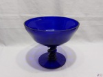 Centro de mesa, fruteira em vidro azul cobalto com pé torcido. Medindo 23cm de diâmetro x 19,5cm de altura.