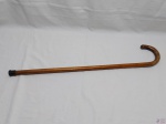 Bengala em madeira com pega curva e ponteira de borracha. Medindo 83cm de comprimento.