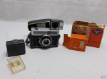Antiga câmera fotográfica da Agfa, modelo Isomat-Rapid com flash, na caixa original com acessórios.