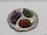 Petisqueira tripla em aço inox Eberle 18/10 e 3 cachos de uva decorativos em pedras coloridas. Medindo a petisqueira 20cm de diâmetro.