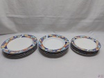 Jogo de 12 pratos em porcelana Germer estampada. Medindo 4 rasos: 25cm, 4 fundos: 23cm e 4 de sobremesa: 20cm.