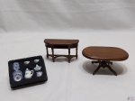 Lote de miniaturas, sendo uma mesa, um aparador em madeira e um jogo de chá em porcelana. Medindo a mesa 13,5cm x 8cm x 6,5cm de altura.