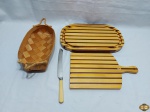 Lote composto de 2 tábuas para corte em madeira, faca de pão e cesta em madeira. Medindo a tábua maior 40cm x 25,5cm.