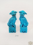 Par de Cães de Fó Porcelana virificada Oriental Azul. 1 Apresenta restauro n a cabeca  e fio de cabelo. Medida:16 cm altura