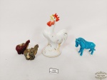 Lote 4 Enfeites esculturas em Porcelana e Resina Representando Animais. medida Galo apresenta perda Crista 14 cm altura , elefantes 4,5 cm altura e cavalo 6 cm altura