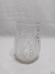 Vaso floreira em cristal ricamente lapidado. Medindo 17cm de altura x 12cm de diâmetro de bojo.