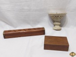 Lote diverso, composto de peanha de parede, incensário e caixa retangular em madeira. Medindo o incensário 30cm de comprimento.