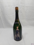 Garrafa vazia de 1,5 litros do Champagne Taittinger Brut 2000. Assinada. Medindo 41cm de altura.