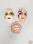 lote 3 mascaras decorativas Venezianas em Gesso Pintado assinado Pacha. Medida: 21 cm x 13 e 15 cm x 13 cm